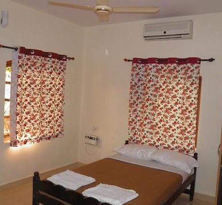 The Crib Hotel Morjim Luaran gambar