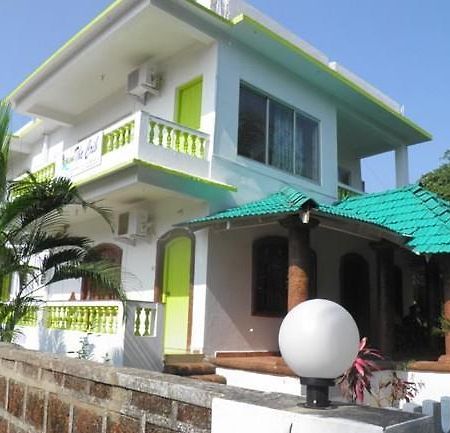 The Crib Hotel Morjim Luaran gambar