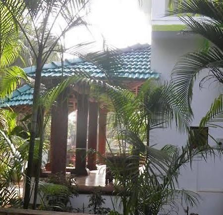 The Crib Hotel Morjim Luaran gambar